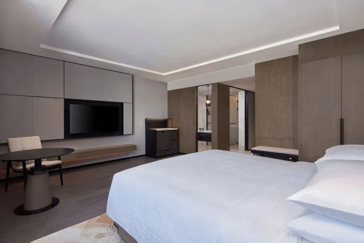 Deluxe Double room with city view