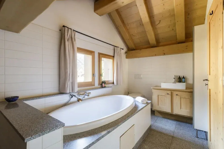 Chalet Les Tissourds 4 Central hot tub