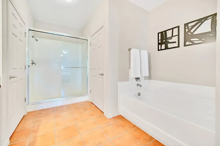 Modern 2BR Condo- Pool Hot Tub Close to Disney