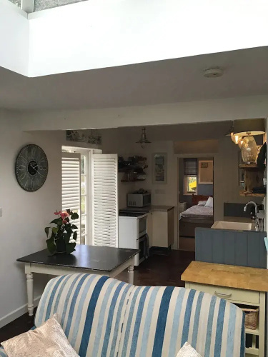Charming 2-bed Cottage in Tranquil Riversetting