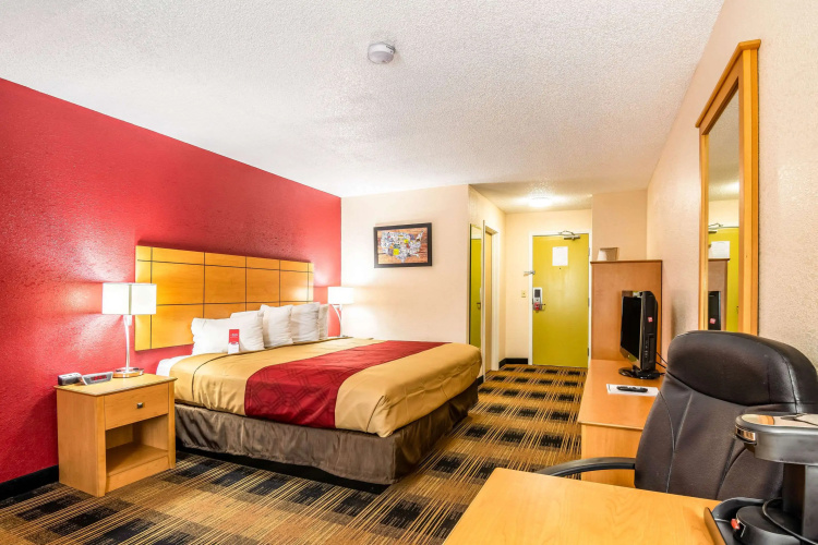 Econo Lodge Topeka at Wanamaker