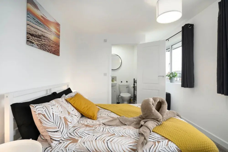 Modern 4 Bed House-free Parking