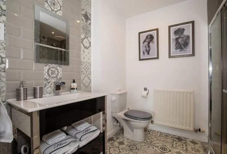 4 Bedrooms Cottage