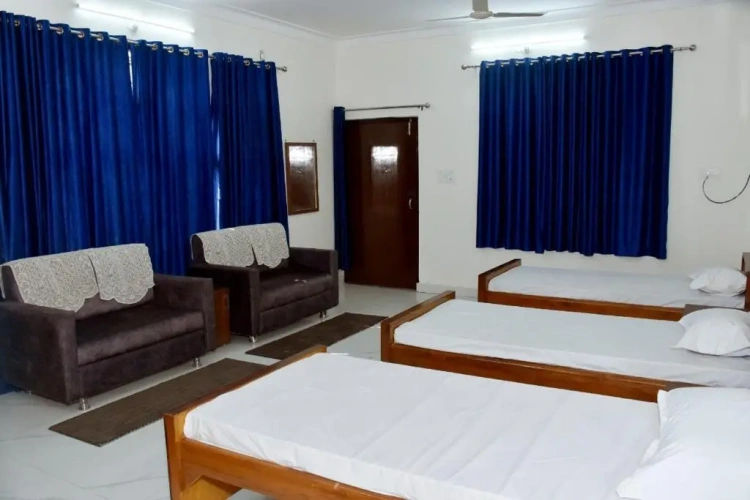 Standard Triple room with garden view
