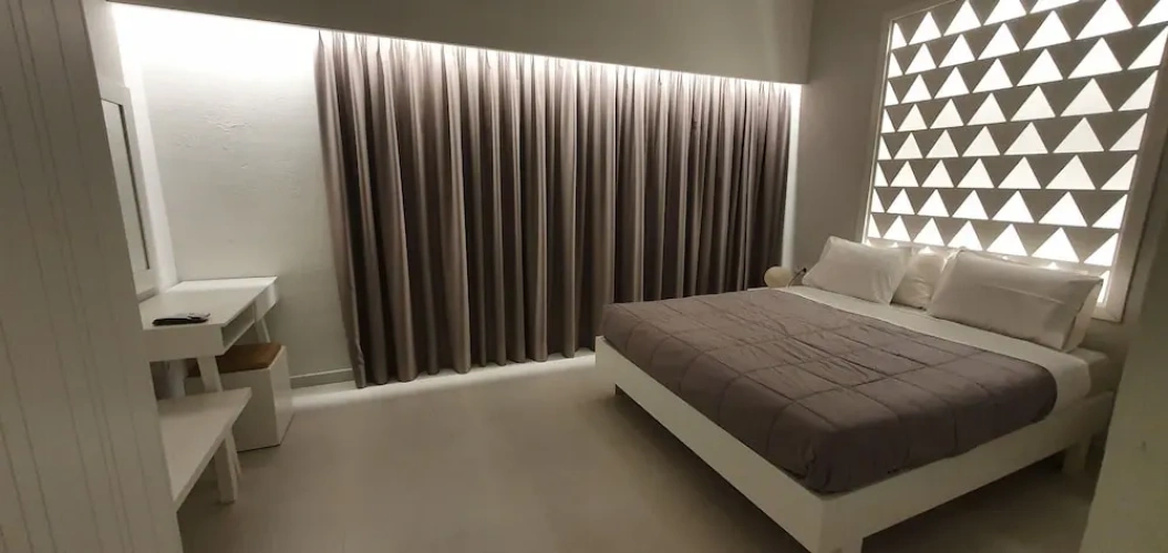 1 Bedroom Suite with balcony and with mountain view