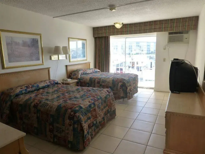 Camelot Waterfront Inn