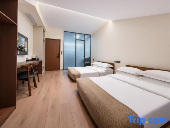 6 Bedrooms Family Villa