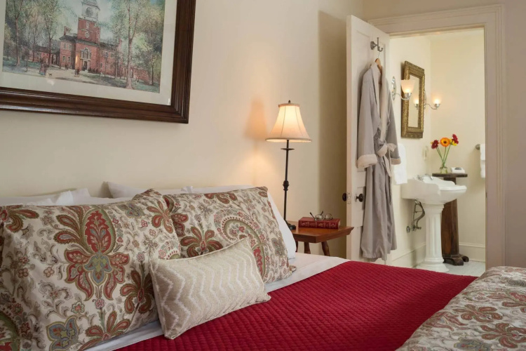 Landmark Inn