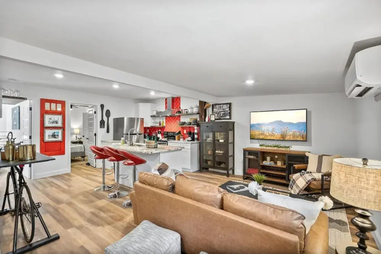 Renovated Bungalow With Work Space Kitchen Patio