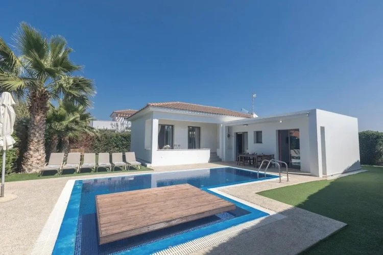 3 Bedrooms Villa with garden view