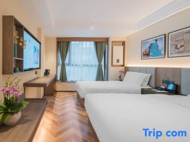 Standard Family room with street view