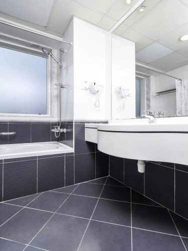 OYO 164 Home 2BHK Lake View Jlt - Image 2