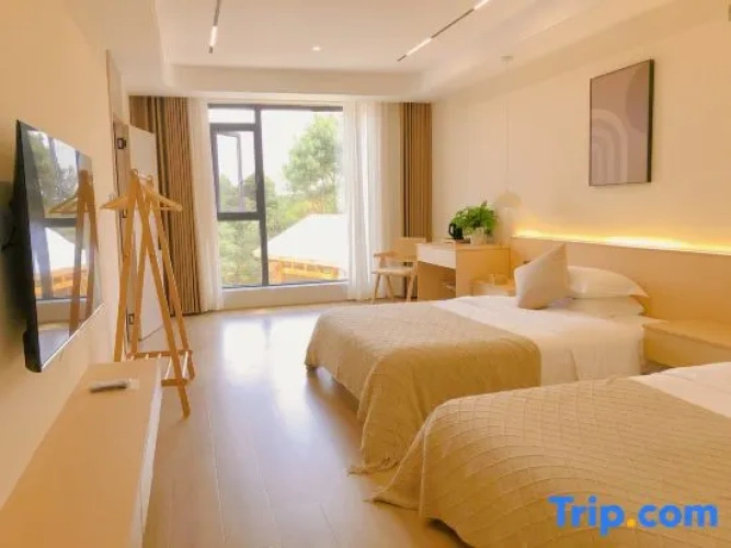 2 Bedrooms Suite with courtyard view