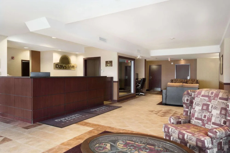 Days Inn & Suites - Langley