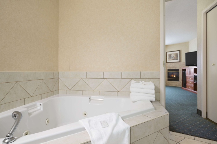 Travelodge By Wyndham Strathmore photo 11