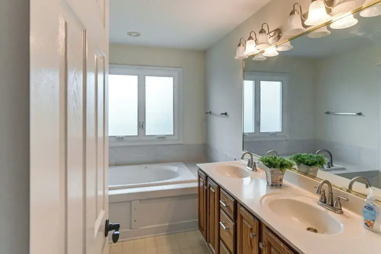 Des Moines Suburb Stay w/ Spacious Layout & Deck!