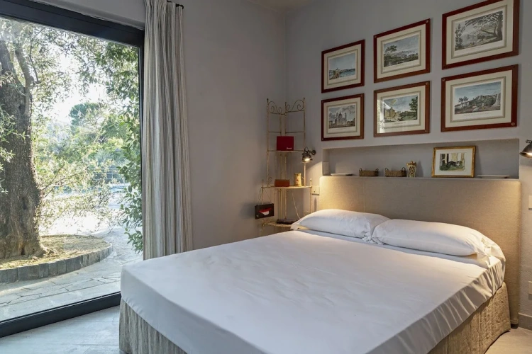 6 Bedrooms Villa