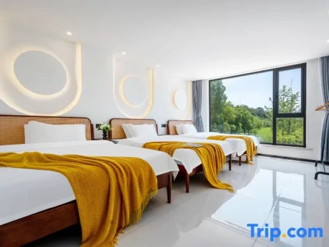 Standard Family room with mountain view
