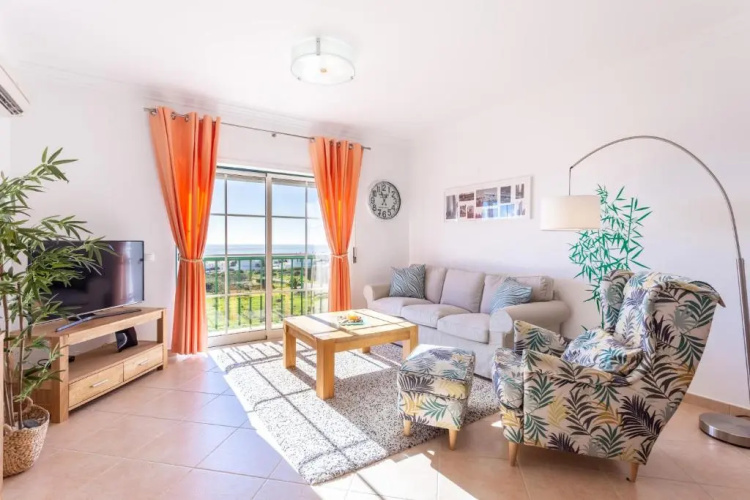 Lovely 2 bedroom apartment including pool, stunning ocean views & beach closeby