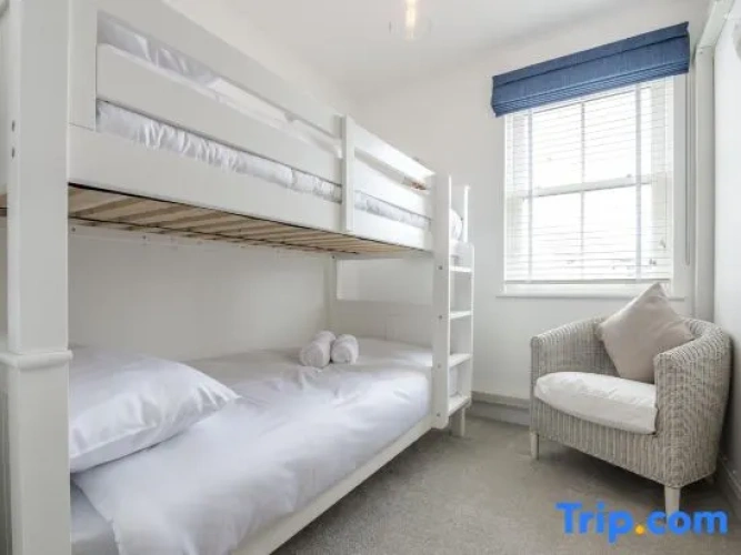 5 Bedrooms Apartment