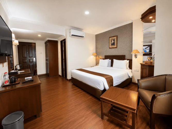 Deluxe Double room with city view