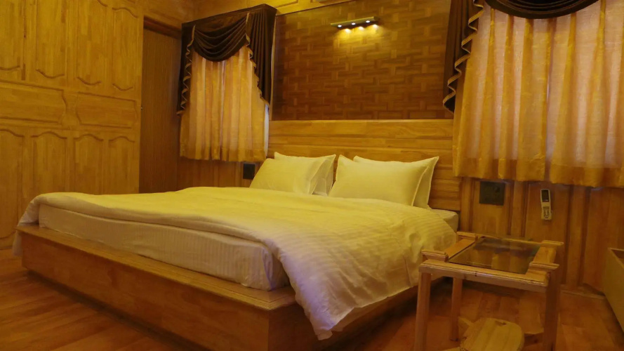 Shamyana Lodge and Restaurant