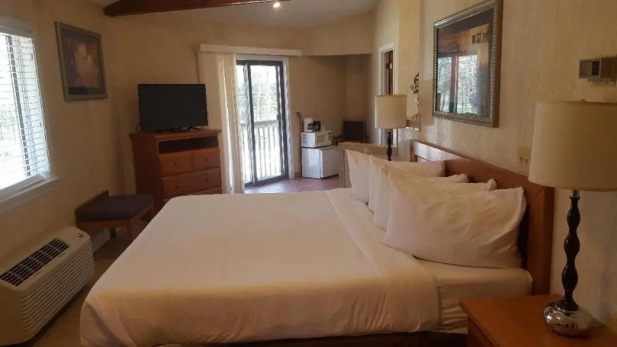 Cedar Park Inn & Whirlpool Suites photo 25