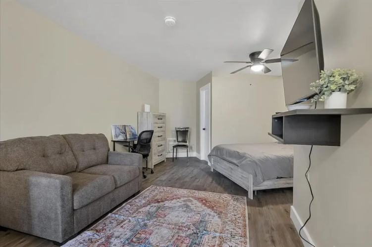 Modern Studio Apartment With Queen Bed