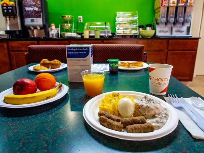 Econo Lodge Inn & Suites