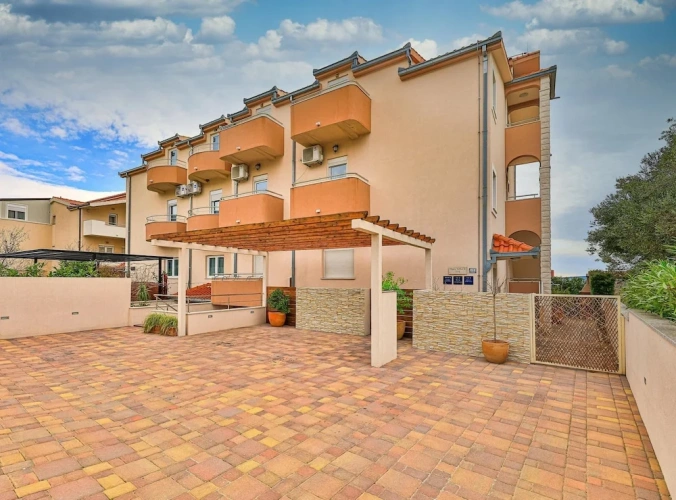 5 Bedrooms Villa