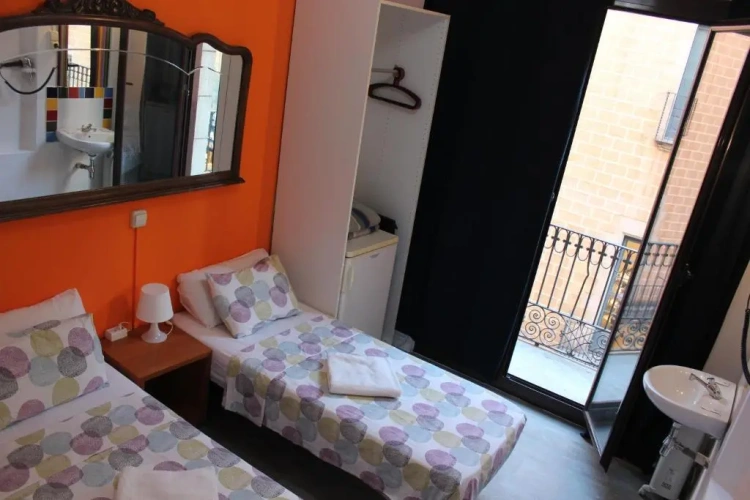 Standard Twin room with balcony