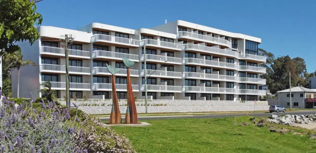 Glorious 2-bed With Waterside Balcony Views