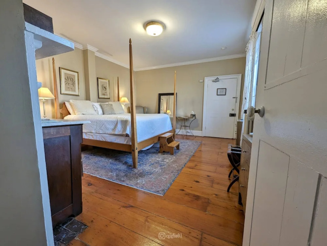Cromwell Manor Inn