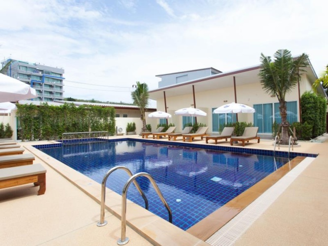 Deluxe room with pool view
