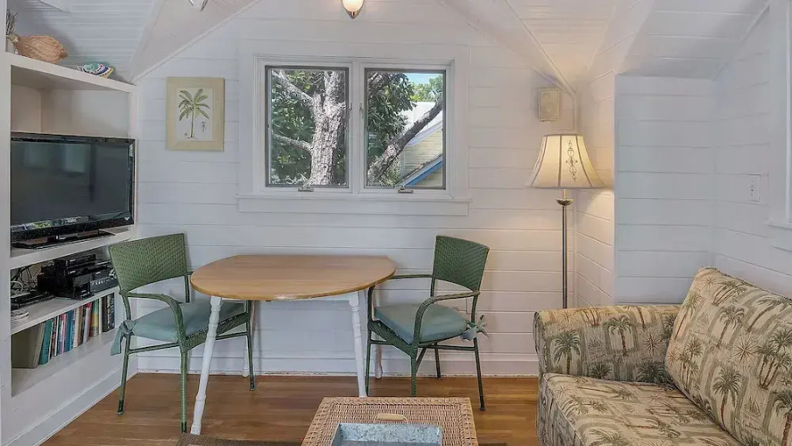 Located in Seaside - Sleeps 4