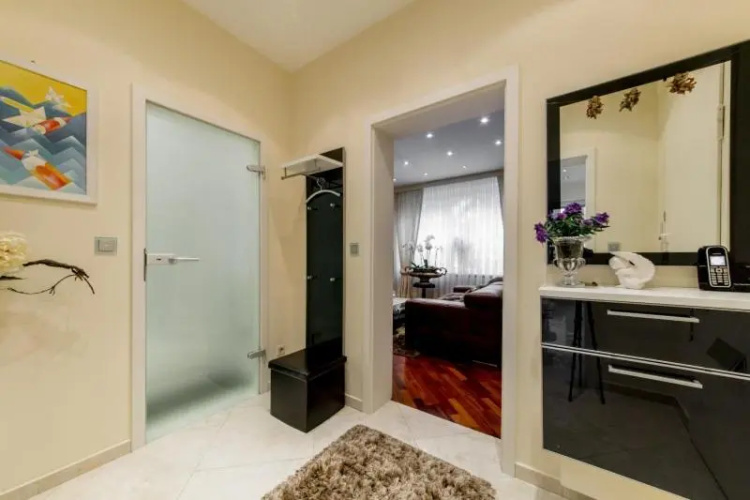 4892 Privatapartment List