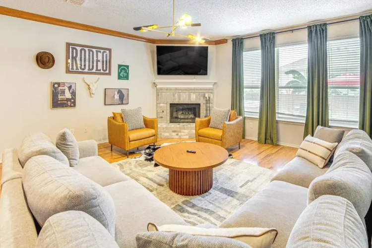 Game Room, Hot Tub & Pool! Grand Prairie Getaway