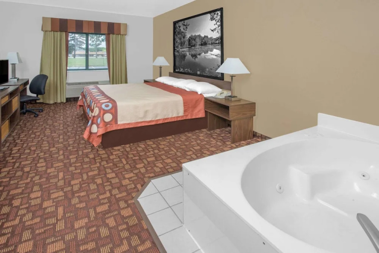 Super 8 by Wyndham Three Rivers