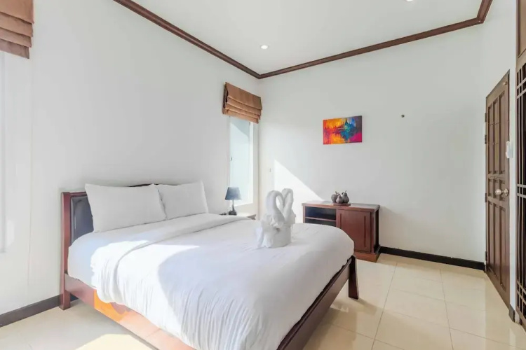 2BR with Pool Near Beaches V267