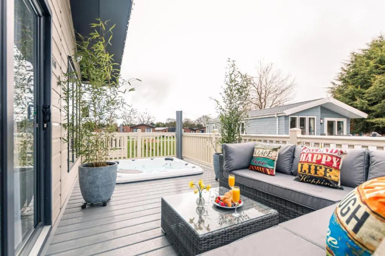 Primrose Lodge with Hot Tub