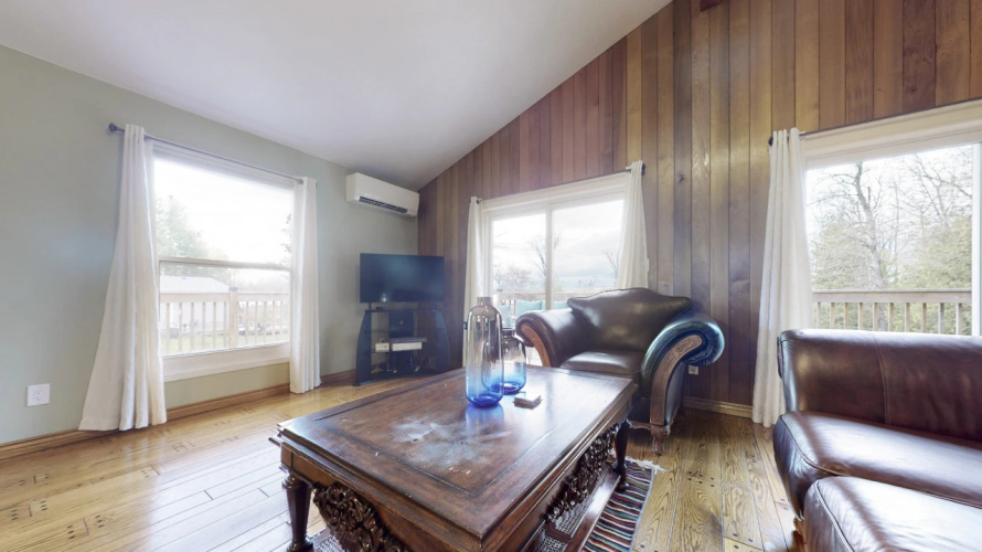 Waterfront Cottage w/ Heating + Kitchen