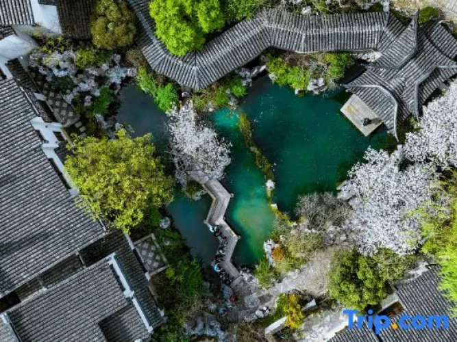 Scholars Hotel Xuntang