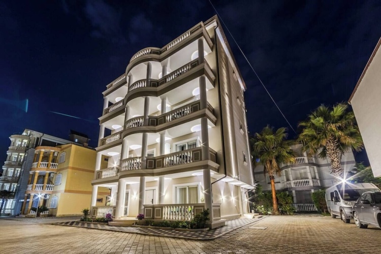 Sea La Vie Suites - Golem