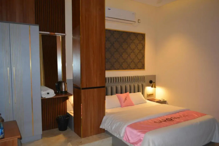 Saroja Suites
