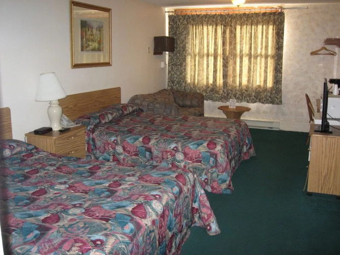 Glacier Gateway Inn