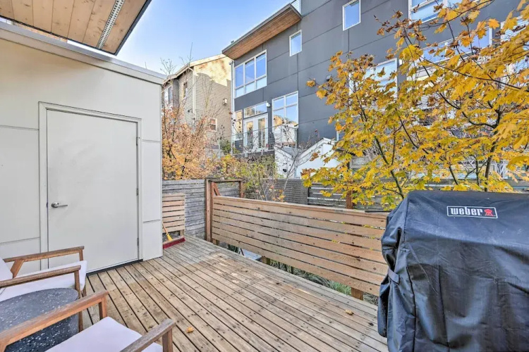Sleek Seattle Home w/ Rooftop Patio & Views!