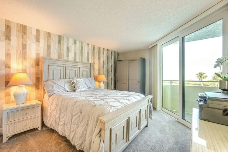 Pool Access & Waterfront Balcony: Hudson Condo!