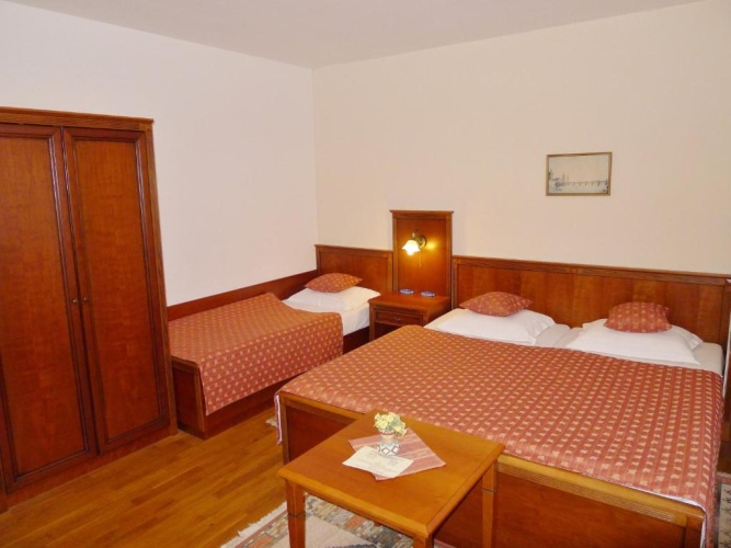 Standard Triple room