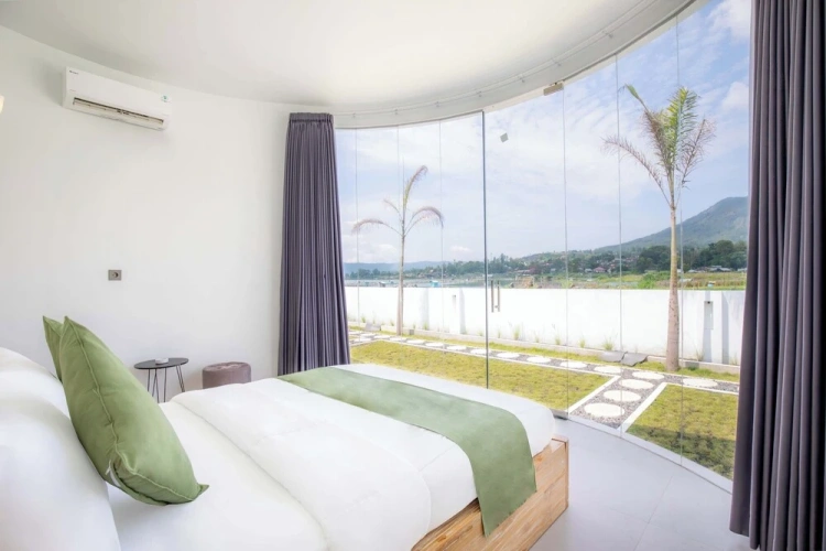 Deluxe room with lake view