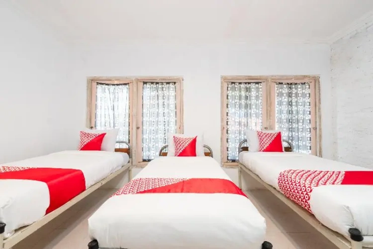Standard Triple room